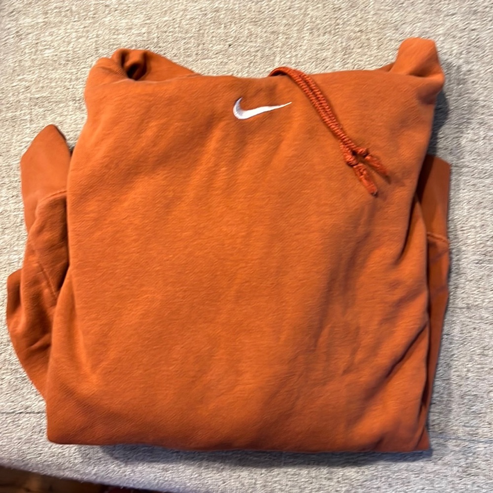 Burnt orange nike Medium size hoodie, like new, no pilling